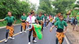 Musik Tong Tong Mahkota SJ Karduluk Saat Tampil Di Sebuah Acara.