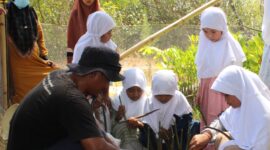 Pelajar Saat belajar tentang budidaya mangrove dan cara merawatnya