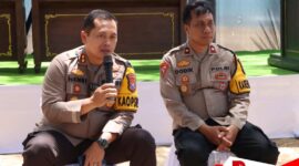 Kapolres Sumenep, AKBP Henri Noveri Santoso, SH, SIK, MM (Kanan) Saat Memberikan Keterangan