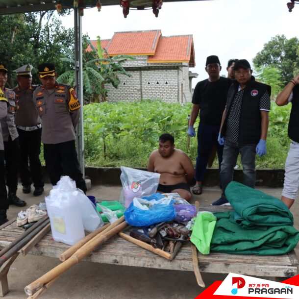 Satu tersangka berinisial D yang diamankan saat penggeledahan rumah terduga bandar narkoba di Dusun Pademabuh Laok, Desa Jambringin, Kecamatan Proppo, Kabupaten Pamekasan, Madura, Sabtu (8/3/2025) pagi.